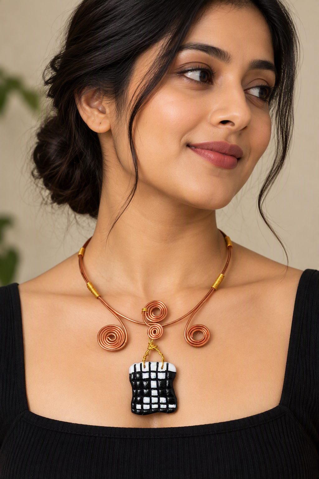 Circular motiff neck cuff necklace